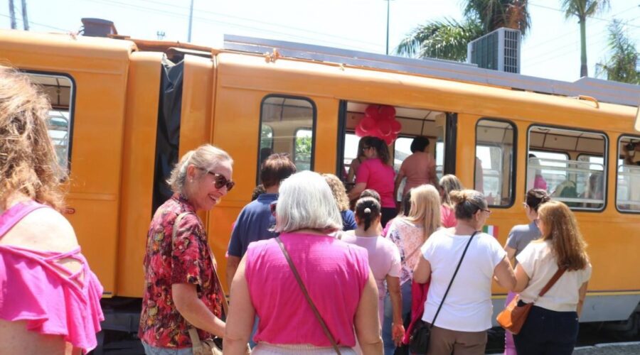 Mulheres vestidas de rosa terão gratuidade no Bonde Turístico de Santos nesta terça-feira