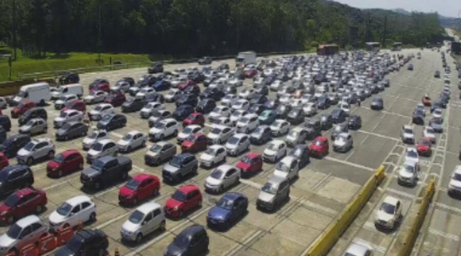 Sol, calor e congestionamento: estradas para o litoral de SP têm trânsito intenso neste sábado