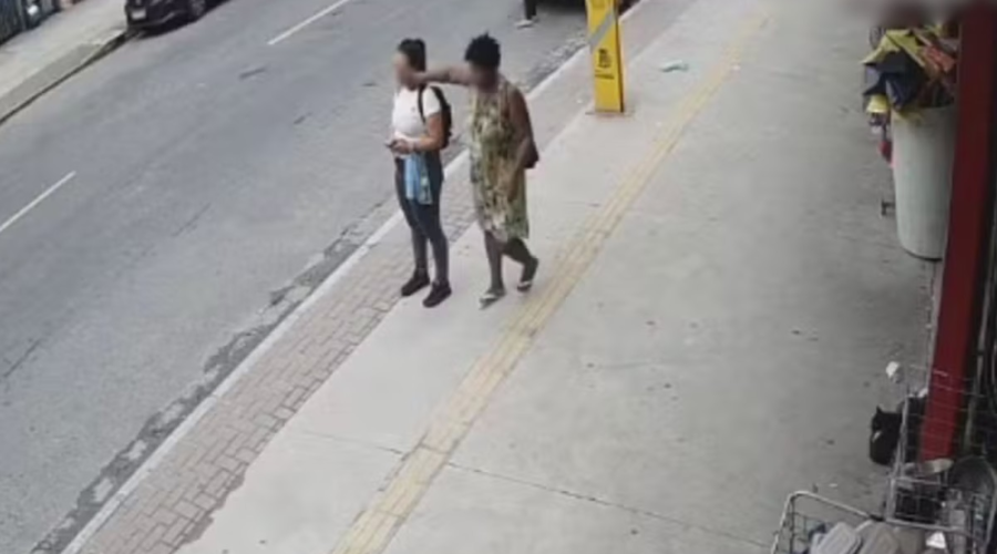 Mulher leva tapa de desconhecida em ponto de ônibus no litoral de SP: 'indignada'; VÍDEO