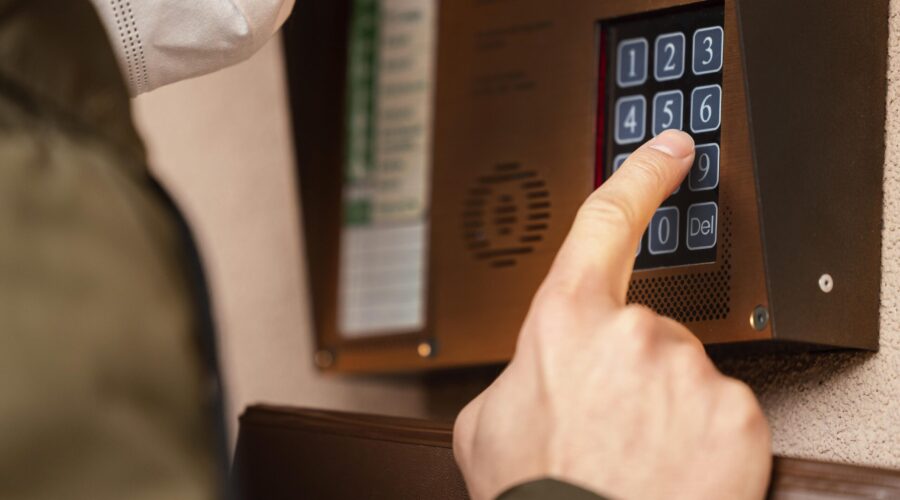 Condomínio é condenado a pagar R$ 101 mil a porteiro demitido após instalação de portaria eletrônica