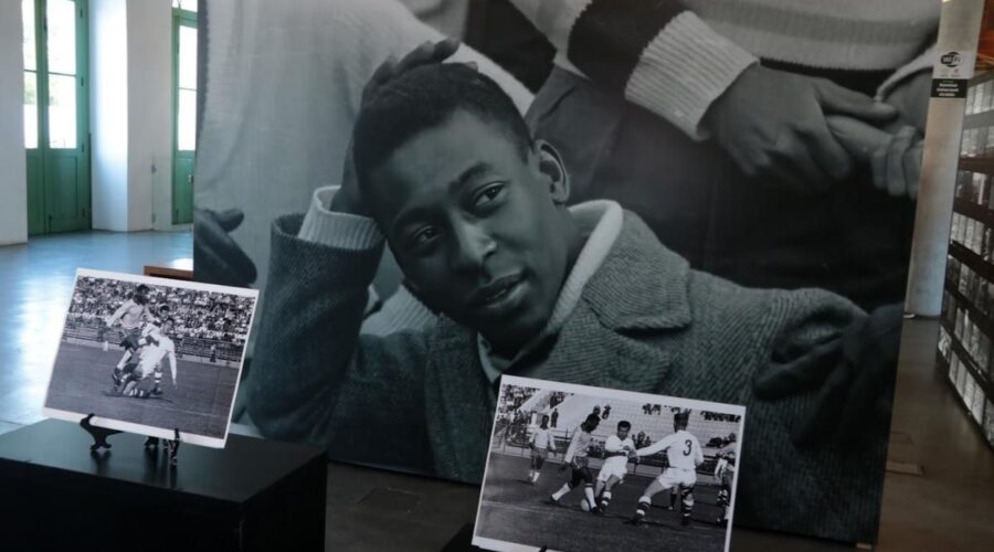 Fotos inéditas de Pelé na Copa de 62 são entregues a museu em Santos: 'uma joia rara', diz filho do Rei