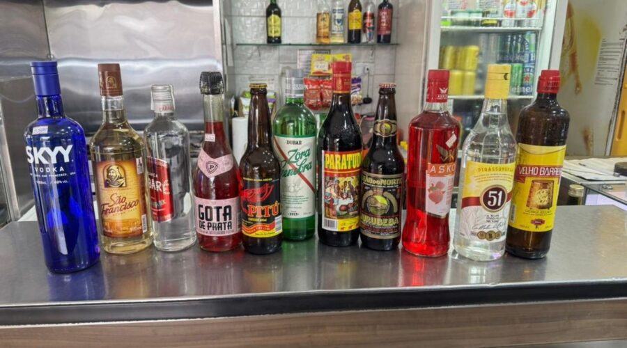 Polícia apreende bebidas com suspeita de adulteração em panificadora após idoso passar mal no litoral de SP