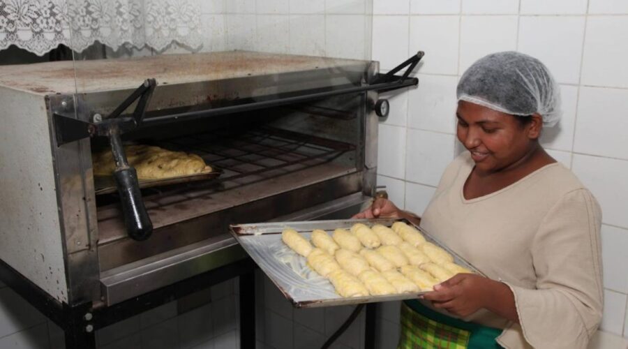 Fundo Social de Santos abre inscrições para cursos de padaria, artesanato e maquiagem