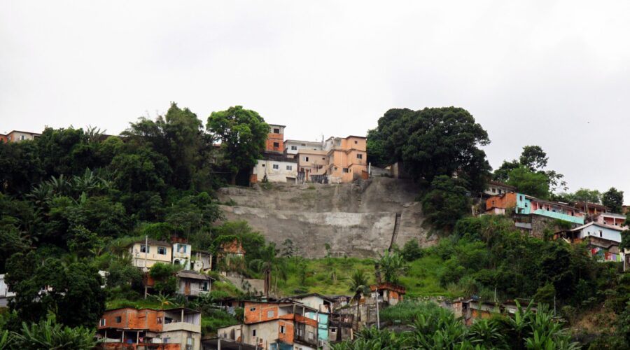 Adolescente de 17 anos morre durante confronto com a PM no morro São Bento, em Santos