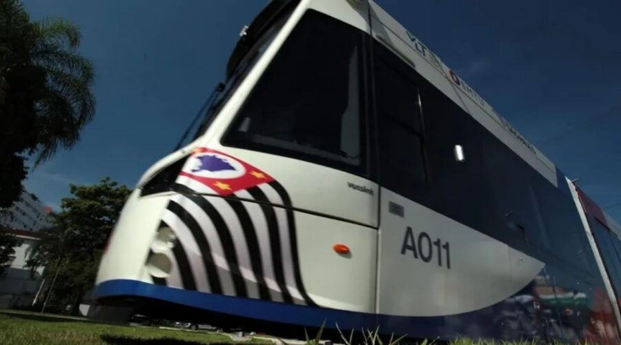 Novo trecho do VLT começa a funcionar em Santos, SP