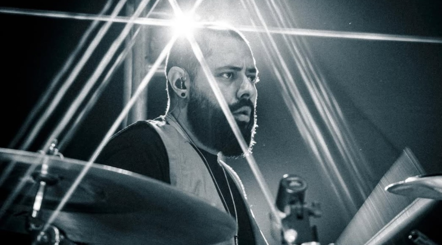 Do litoral de SP aos grandes palcos: baterista conquista plateias junto com Alexandre Pires e Maroon 5