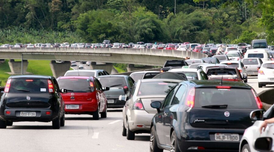 Operação Descida deve levar multidão às praias da Baixada Santista; até 298 mil veículos esperados