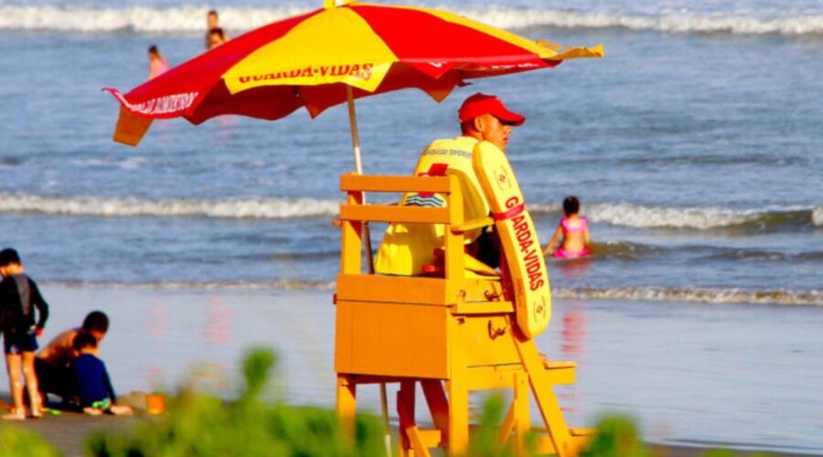 A cada 5 horas, uma vida é salva de afogamento na Baixada Santista; entenda