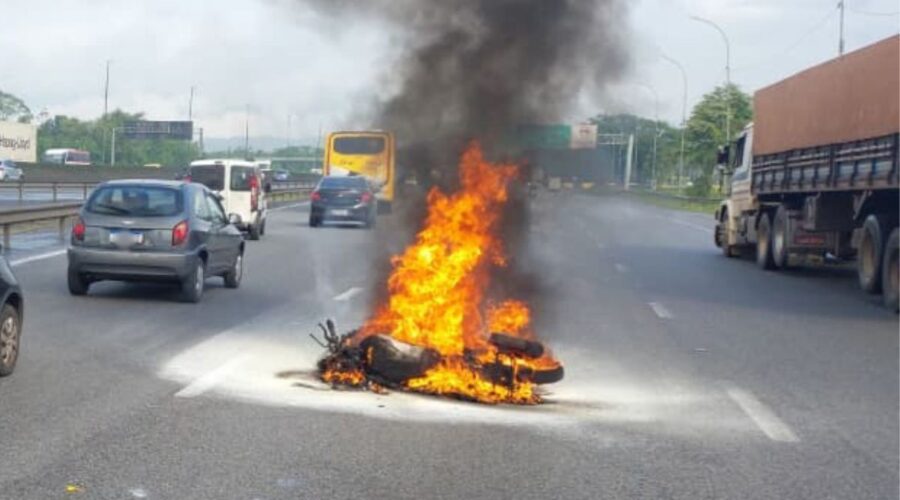 Moto pega fogo após batida na Via Anchieta e fica carbonizada; veja o vídeo