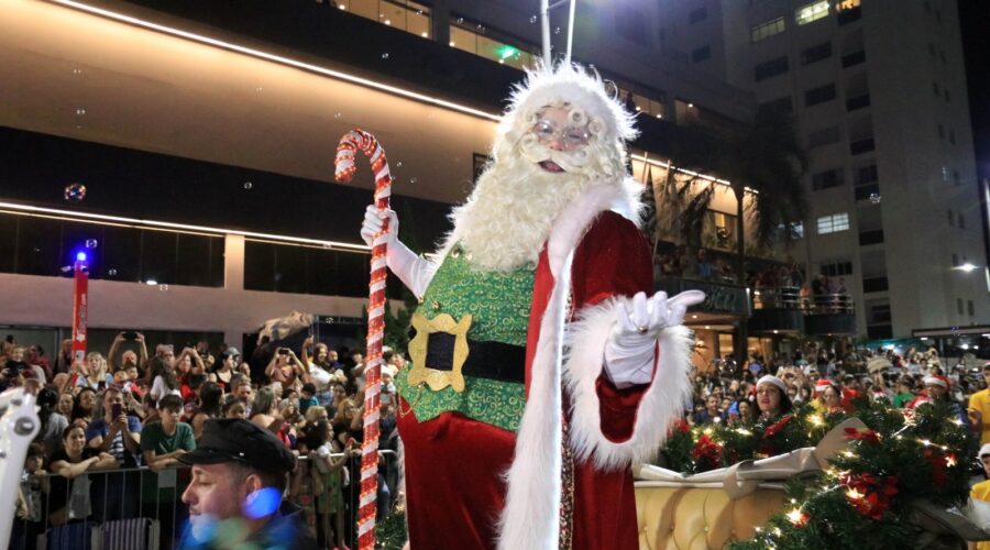 13ª Parada de Natal acontece na orla de Santos, SP, neste domingo