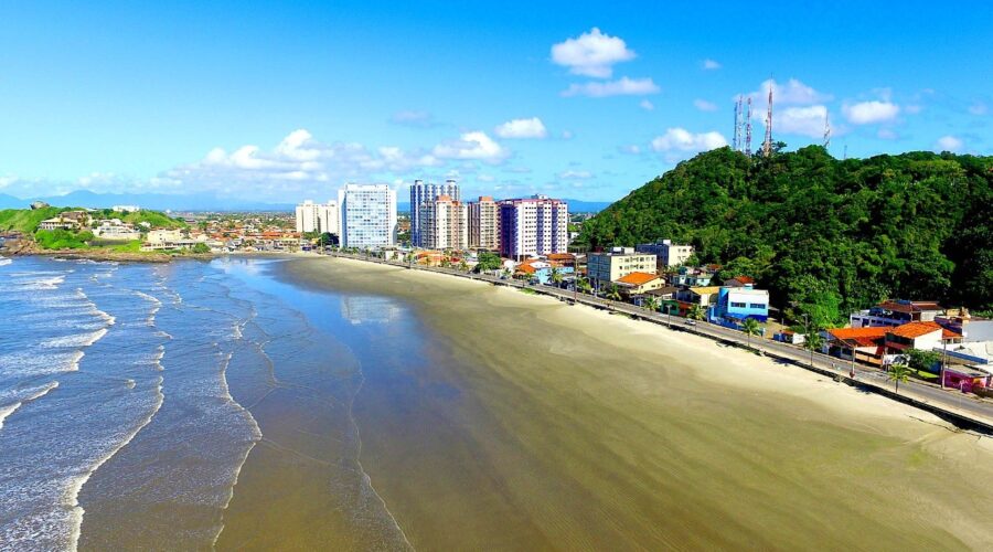 Turista de 60 anos morre afogado no litoral de SP; idosa é salva após mal súbito