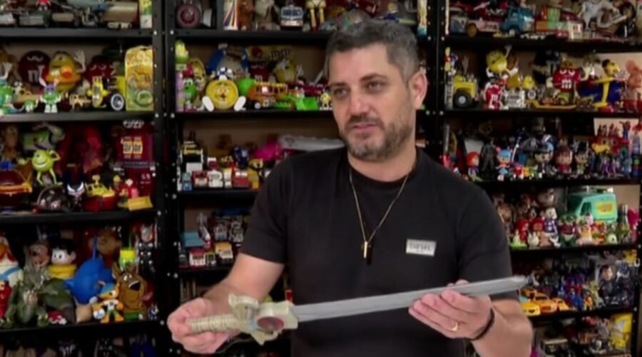 Do 1° videogame no Brasil a robô com rosto humano: colecionador tem acervo com 5 mil brinquedos