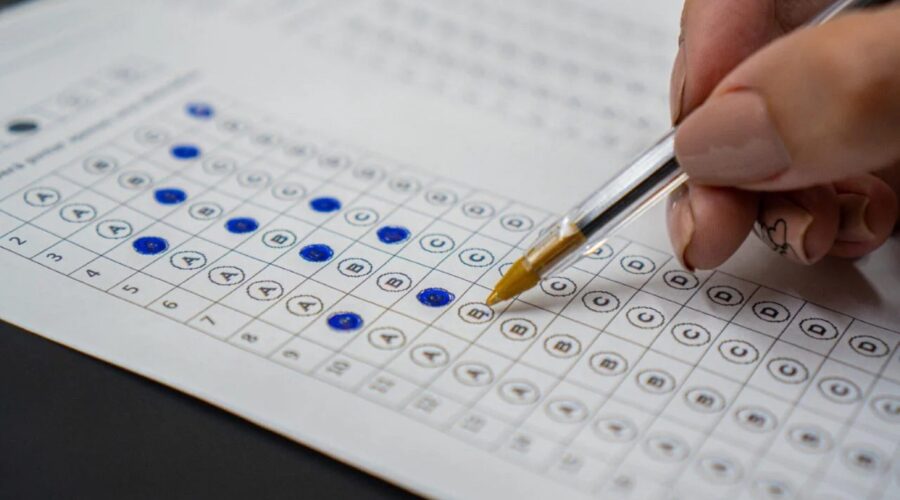 Itanhaém e Peruíbe, SP, abrem processos seletivos com 113 vagas e salários de até R$ 8,6 mil