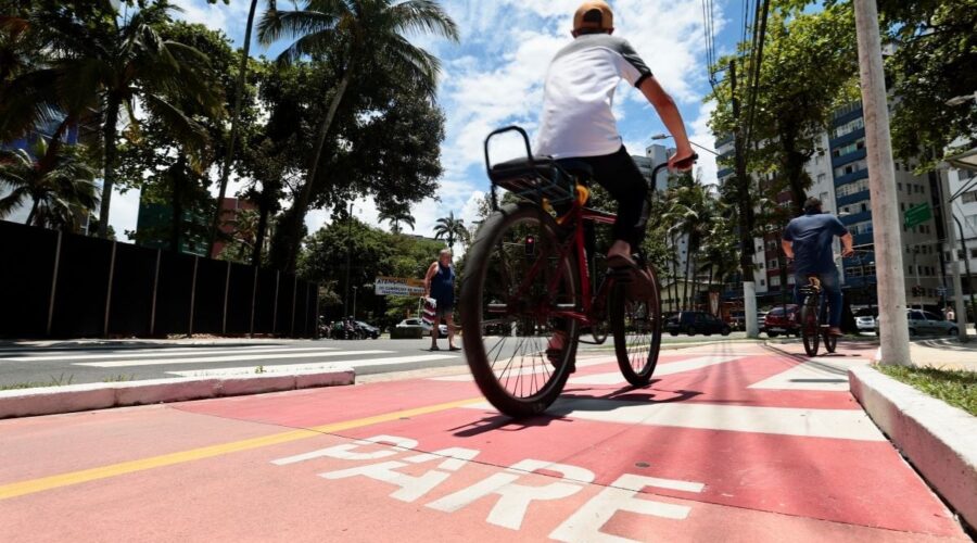 Santos instala cinco estações de apoio ao ciclista com bombas e ferramentas; veja os pontos