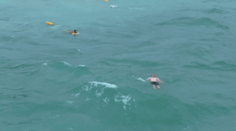 Banhista arrastado por correnteza tem resgate filmado por drone no litoral de SP; VEJA