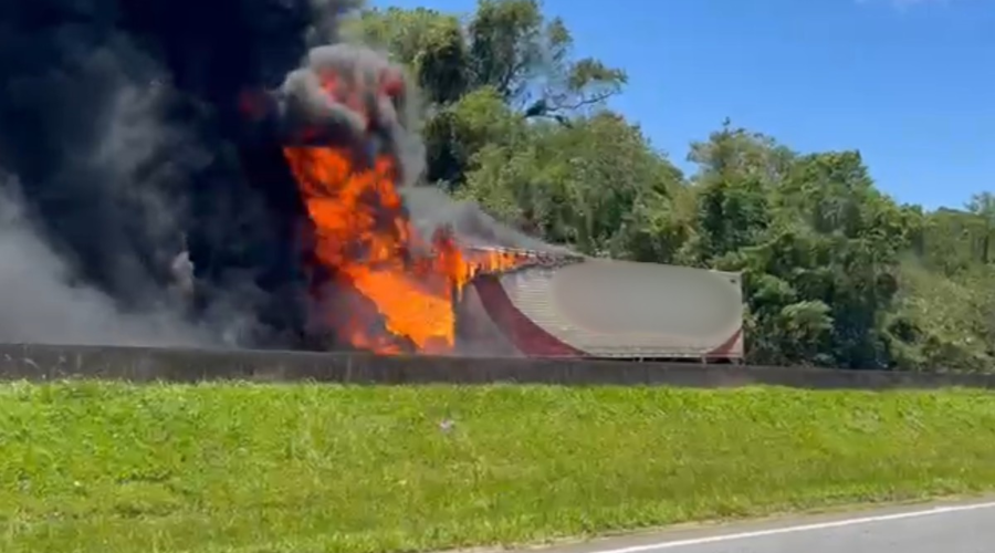 Colisão entre carretas provoca incêndio e morte na Régis Bittencourt, em SP; VÍDEO