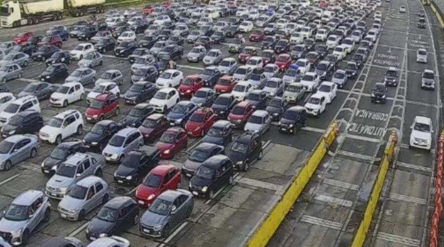 Motoristas encaram filas gigantes nas rodovias sentido litoral de SP para Réveillon 2026