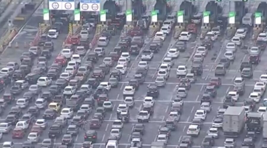Motoristas encontram rodovias congestionadas em direção ao litoral de SP às vésperas do Réveillon