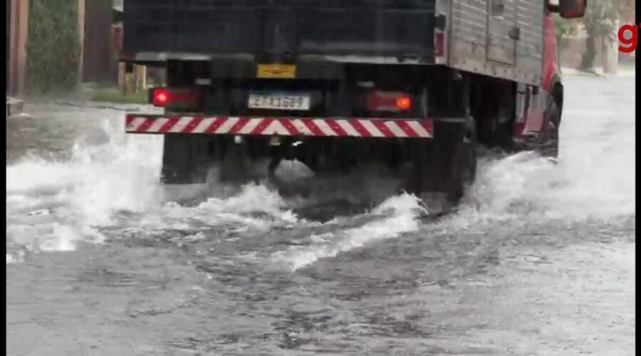 Temporal deixa a Baixada Santista debaixo d'água; em Peruíbe chove o esperado para 15 dias; VÍDEO