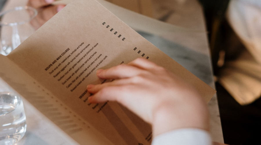 Cardápios físicos e em braille são obrigatórios em restaurantes de Santos