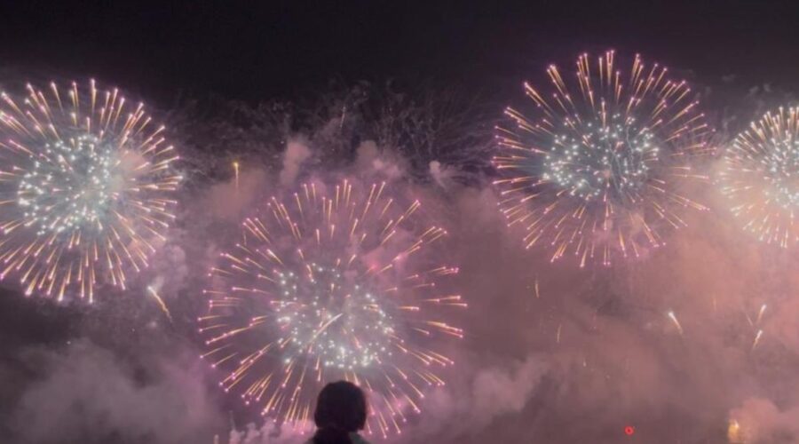 Baixada Santista, SP, celebra início de 2026 com queima de fogos; VÍDEO