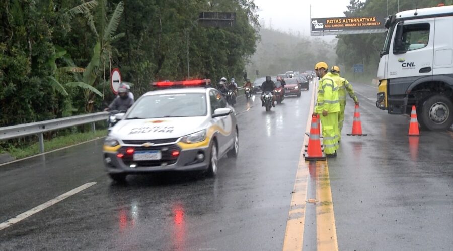 Previsão de 100 mm de chuva acende alerta de aquaplanagem nas estradas do litoral de SP