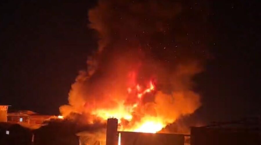 Incêndio deixa mais de 100 desabrigados na maior favela sobre palafitas do Brasil