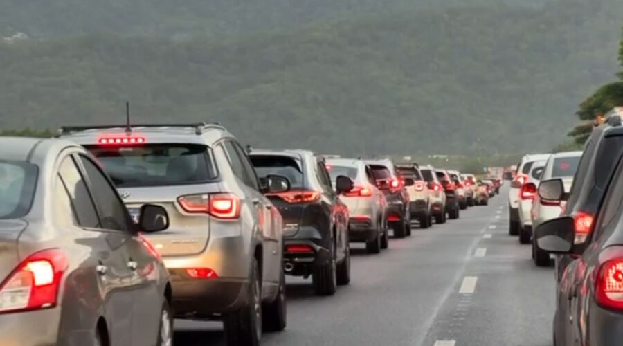 Rodovias de SP registram filas e trânsito intenso entre litoral e capital na véspera do fim de semana
