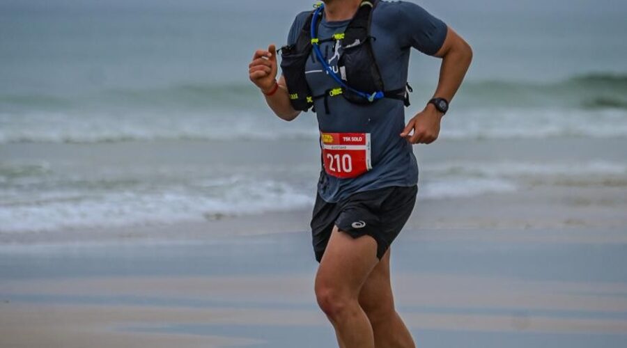 Ultramaratonista viraliza ao fugir de congestionamento e correr 24 km até Bertioga: ‘Se eu for correndo, eu chego mais rápido’