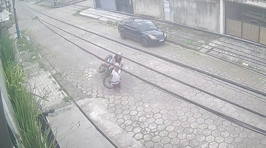 Mulher morre após ser atropelada por motociclista no meio da rua no litoral de SP; VÍDEO