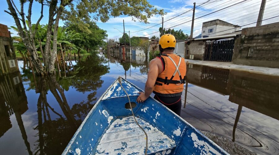 Moradores relatam 'sofrimento' após chuva deixar Peruíbe debaixo d'água; FOTOS