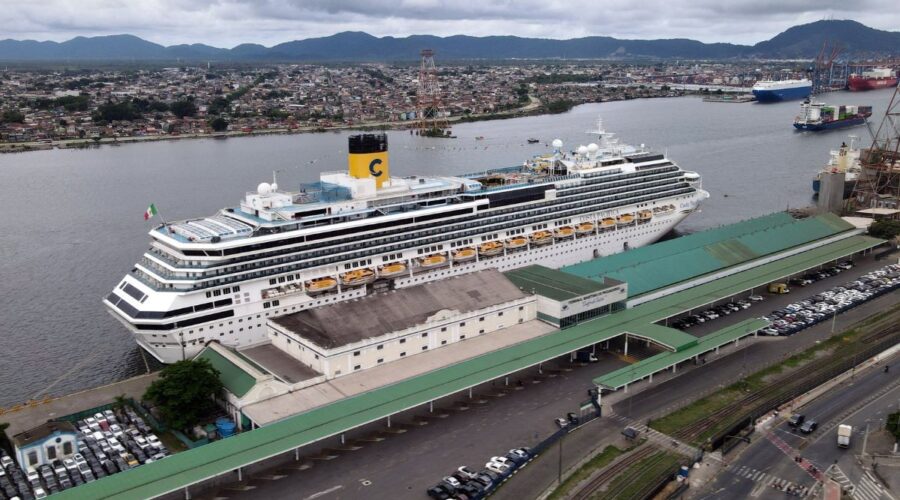 Mais de 15 mil turistas embarcam em seis navios de cruzeiros de Carnaval em Santos, SP