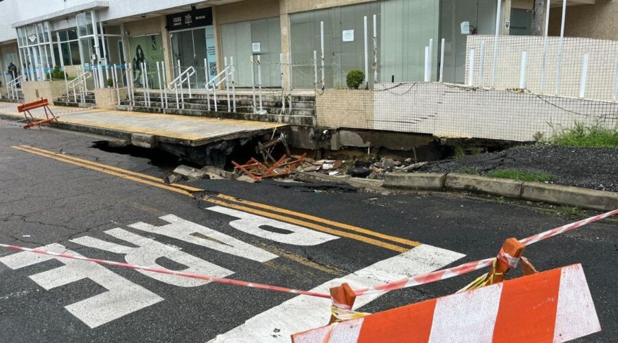 Cratera surge após chuva e preocupa moradores de prédio no litoral de SP