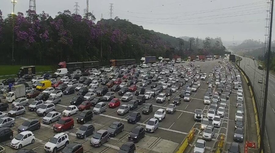 Motoristas enfrentam trânsito de mais de 20 km para chegar ao litoral de SP no Carnaval; veja