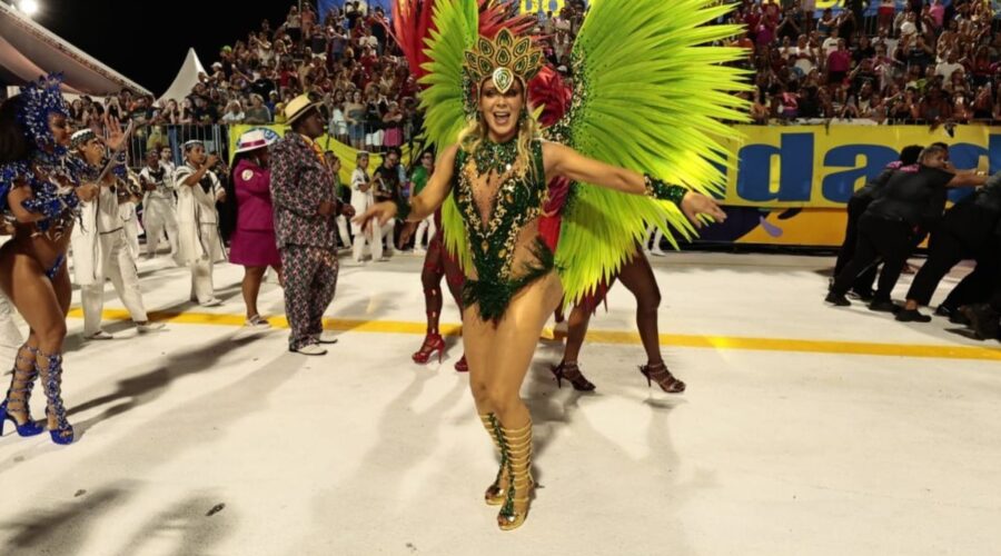 Sheila Mello desfila em Santos e conta os bastidores do carnaval: 'Com massagista e champagne'