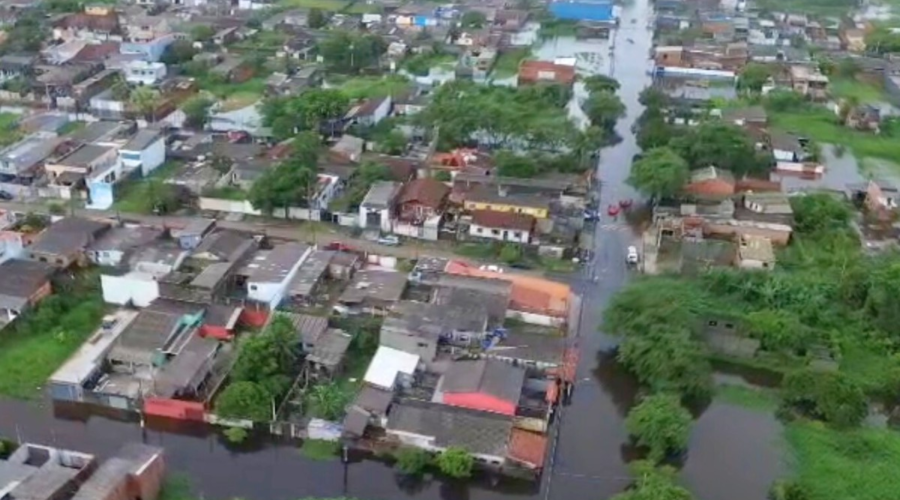 Imagens de drone mostram Peruíbe debaixo d'água após fortes chuvas; ASSISTA