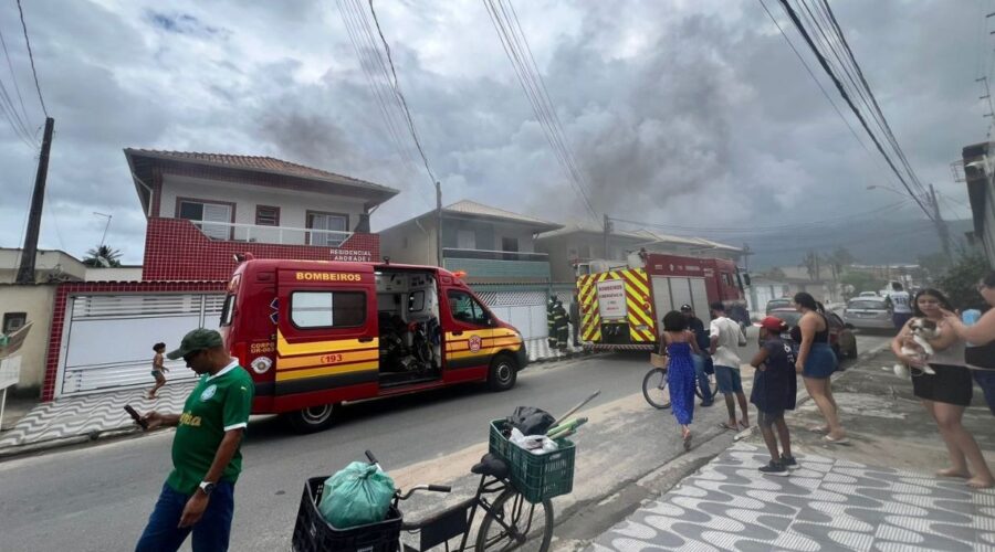 Incêndio atinge apartamento e mobiliza bombeiros no litoral de SP