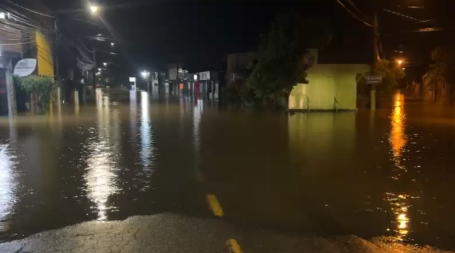 Chuva deixa desalojados, suspende aulas e bloqueia estradas no litoral de SP