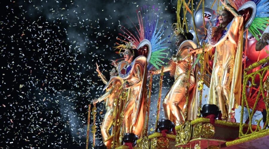 Povos indígenas, preservação do mar, periferia e o jogo do bicho: escolas de samba encantam no 2º dia de desfiles em Santos