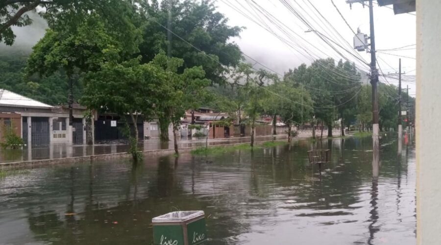 Temporal provoca deslizamento, alagamentos e deixa morros em estado de atenção no litoral de SP; VEJA