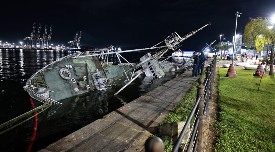 O que se sabe sobre o navio histórico que ficou inclinado no Porto de Santos