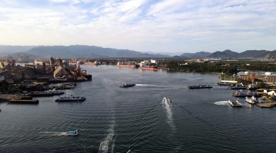 Colisão entre navio e balsas no Porto de Santos expõe falta de sistema que organiza o tráfego