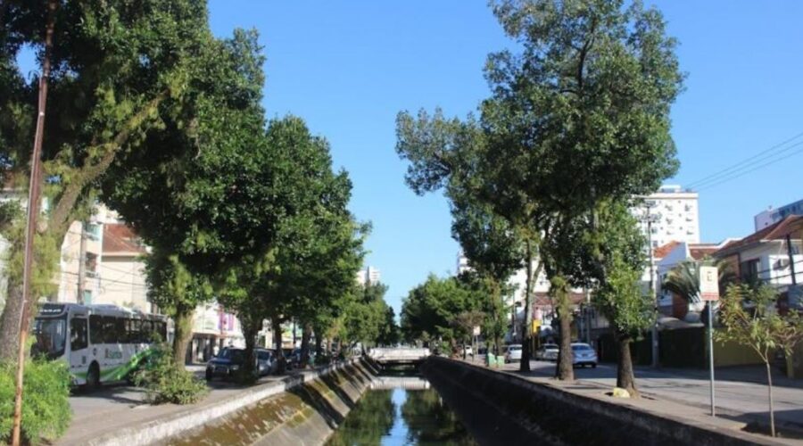 Troca de tubulação da Sabesp interdita trecho do canal 2 em Santos; confira