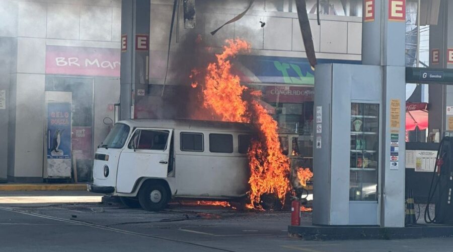 Kombi pega fogo após abastecer em posto de combustíveis no litoral de SP