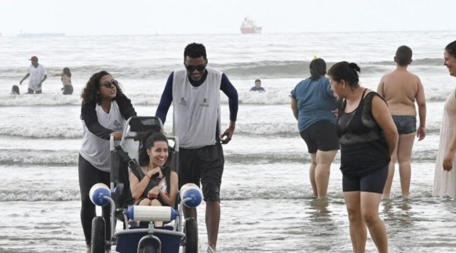 Lei garante acessibilidade permanente nas praias de Santos para pessoas com deficiência