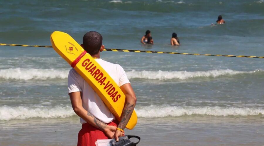 Guardas-vidas salvam 35 pessoas de afogamento em um único dia no litoral de SP