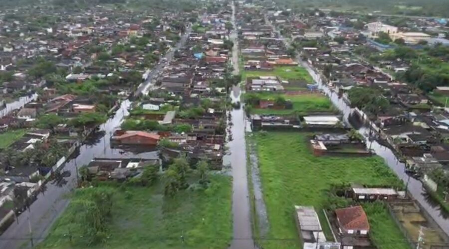 Maior chuva em 10 anos: temporal deixa quase 500 desalojados e ruas debaixo d’água em Peruíbe