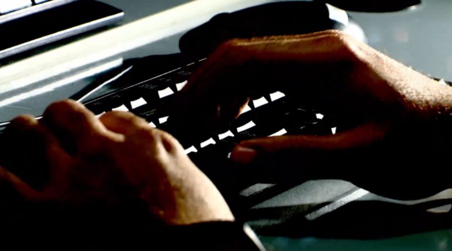 Homem é preso por enviar à ex-sogra fotos íntimas da ex-namorada; entenda o que é o crime de revenge porn