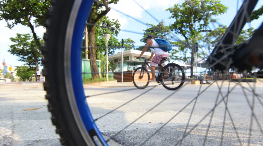 Santos veta estacionamento de bicicletas na areia por risco à segurança; entenda