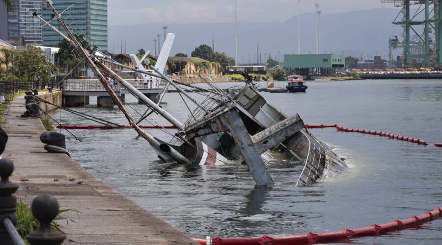 Navio histórico que afundou começa a ser 'resgatado' com ajuda de mergulhadores no Porto de Santos; VÍDEO